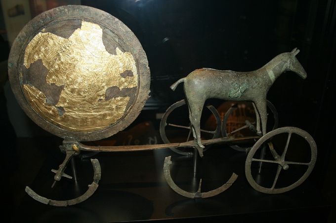 Solvognen - fundet i Trundholm Mose. En offergave. Ca 1350 f. kr.