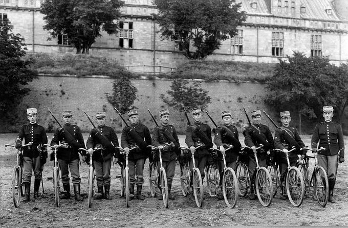 Soldater ved Vestvolden. Indkaldt i 4 år. Forestil dig, at nr. 3 fra venstre hed Karl og kom fra Vigersted.